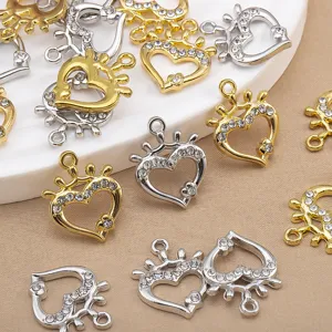 Detailansicht von Herz Krone Anhängern mit Strass für DIY Schmuckherstellung und Ketten.