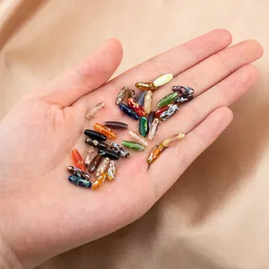 Nahaufnahme von bunten Glasperlen, handgefertigte DIY Schmuckzubehör Detailansicht.