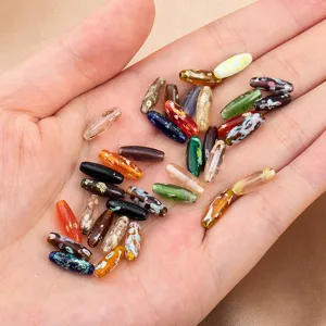 Detailansicht bunte 4x12mm Glasperlen, ideal für DIY handgemachte Schmuckherstellung.