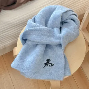 Gemütlicher hellblauer Winterschal mit süßem Pferd-Stickmuster, weich warm, ideal für Paare.