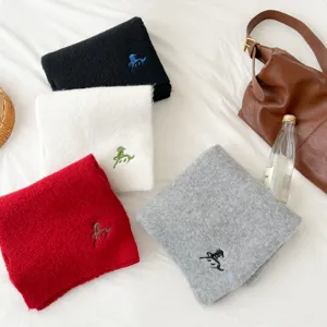 Gemütlicher Winterschal mit Pferd Bestickung, weicher warmer Halswärmer für Damen und Paare.