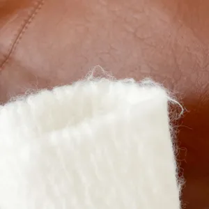 Nahaufnahme der soften, flauschigen weißen Strickschals, warme Wintertextur Detail.