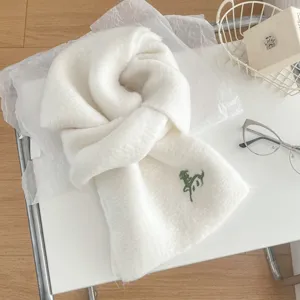Gemuetlicher weisser Winterschal mit suesser gruener Pferdestickerei, weicher warmer Halswaermer.