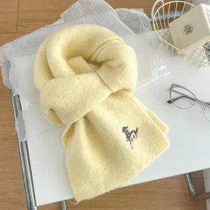 Weicher Strickschal mit süßer Pferdestickerei, warmer und bequemer Winterschal für Damen.