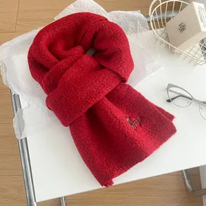 Gemütlicher roter Winterschal mit niedlicher Pferde-Bestickung, weicher und warmer Halsausschnitt.