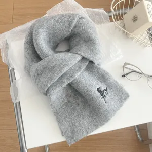 Grauer Winter Strickschal mit süßer Pferd Bestickung, warm und kuschelig für Paare Alltag.