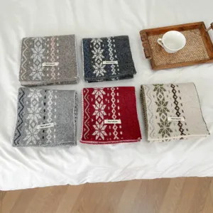 Accogliente sciarpa invernale in misto lana con motivo scandinavo, calda ed elegante.