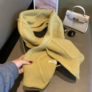 Sciarpa in maglia 100% lana di alta qualità, morbido accessorio invernale, vista dettagliata