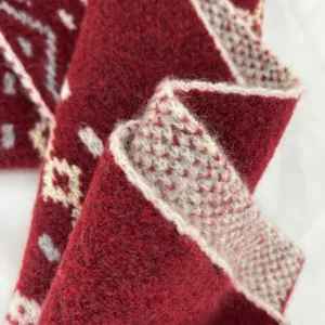 Sciarpa invernale in misto lana, tessuto lavorato a maglia rossa con motivo a rombi.