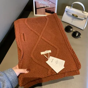 Accogliente sciarpa invernale in 100% lana lavorata a maglia con bottone, calda e chic.