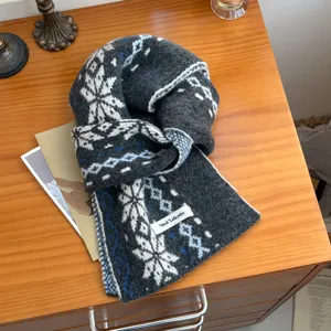 Accogliente sciarpa invernale in maglia di lana grigia scura con motivo a fiocco di neve bianco.