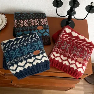 Écharpe en tricot jacquard style forêt avec motif flocon et cœur, accessoire d'hiver.