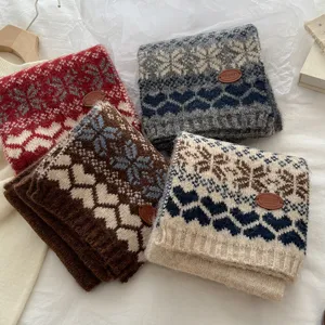 Écharpe d'hiver en tricot style nordique avec motifs de flocons et cœurs, bien chaude.