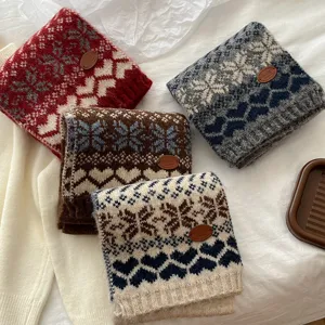 Vue détaillée d'écharpes en tricot d'hiver douillettes avec des motifs jacquard flocon et cœur.