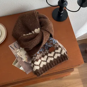 Vue détaillée de l'écharpe en tricot jacquard à cœur nordique marron pour un style chaleureux.
