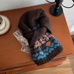 Écharpe en tricot douillette d'hiver avec motif jacquard flocon et étiquette en cuir.