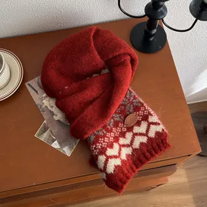 Écharpe d'hiver en tricot jacquard rouge avec motifs de flocons pour temps très froid.