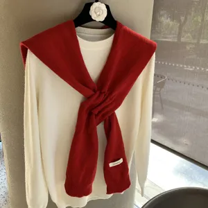 Pull-over en tricot blanc avec écharpe rouge, pull en laine confortable pour femmes automne.