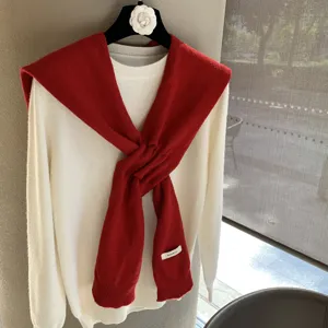 Ensemble pull en tricot 100% laine et châle rouge, design superposé élégant pour automne et hiver.
