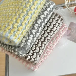 Detalle de primer plano de bufanda de invierno cálida de punto con patrón de corazones.