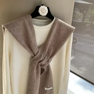 Vue détaillée de l'ensemble pull écharpe en tricot 100% pure laine, superposition.