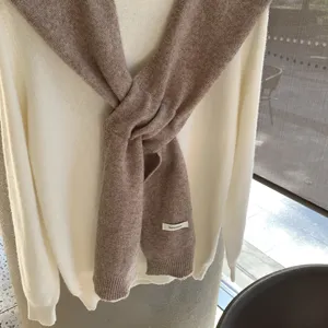 Ensemble écharpe châle tricoté en laine 100% et pull blanc, écharpe élégante pour la saison.