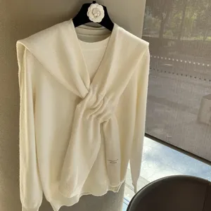 Pull-over blanc en 100% laine avec écharpe, haut d'automne confortable et élégant.