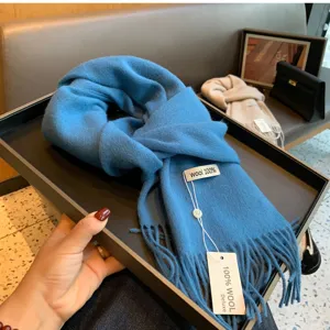 Gemütlicher 100% Wolleschal mit langen Fransen in Blau, perfektes warmes Winteraccessoire.