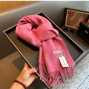 Gemütlicher rosa 100% Wolle Winterschal mit langen Fransen, warm und weich für kalte Tage.