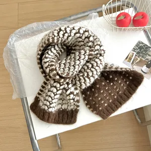 Bufanda de invierno de punto grueso en marrón y blanco con diseño de corazón para mujeres.