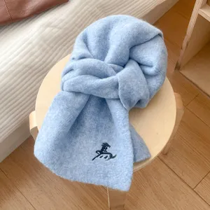 Gemütlicher hellblauer Winterschal mit filigranem Pferde-Stickdetail, ansprechend präsentiert.