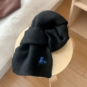 Schwarzer weicher warmer Winterschal mit blauer Pferd Stickerei kuscheliges Accessoire