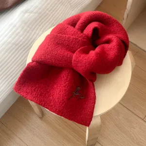 Gemütlicher roter Winterschal mit feiner Pferdestickerei, weich und warm für Damen.