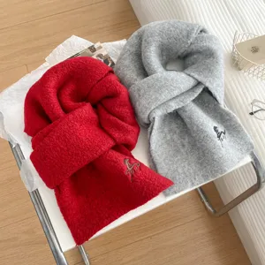 Weicher warmer Strickschal mit süßer Pferde Stickerei, kuscheliger Winterschal für Damen und Herren.