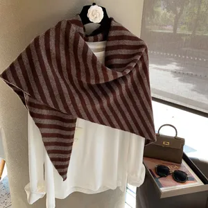 Chal triangular de punto a rayas marrones para mujer invierno acogedor elegante capa de capas