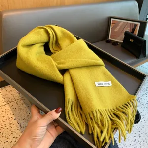 Klassischer gelber Wollschal mit langen Fransen, warmer Winterkaschmir-Schal für gemütlich.