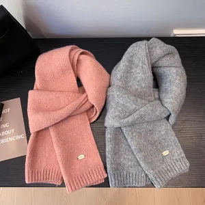 Bufanda de punto gruesa invierno suave cálida pareja rosa gris accesorio detalle