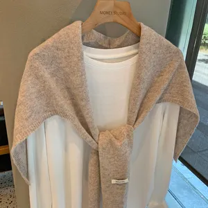Cómodo chal de lana beige, elegante accesorio de punto para otoño e invierno.