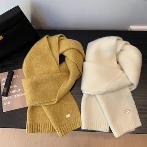 Bufanda de invierno gruesa y suave en conjunto amarillo y blanco, diseño cálido.