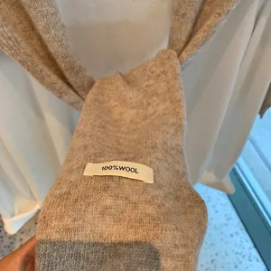 Primer plano de bufanda de lana acogedora, textura suave, accesorio de moda otoño.