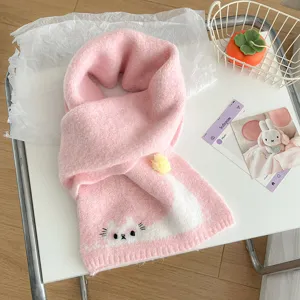 Dettaglio sciarpa in maglia rosa carina con motivo gatto dolce e calore invernale.