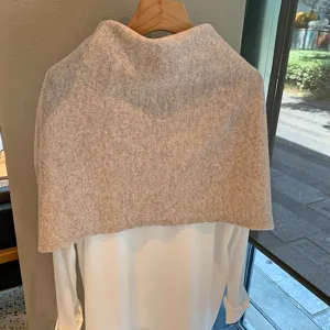 Detalle de chal capa de punto de lana acogedor, accesorio de moda de otoño invierno suave.