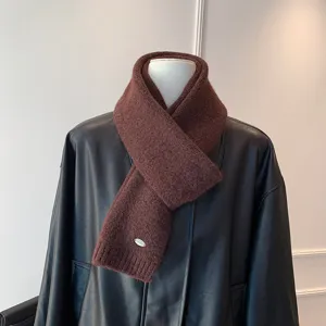 Vista detallada de bufanda de punto marrón oscuro, accesorio de invierno cálido y grueso