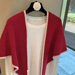 Chal capa de punto rojo con borde rosa elegante accesorio de moda de invierno cálido mujer