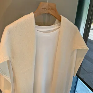 Chale de lana blanca con camiseta tejida, diseño cómodo para el estilo de otoño.