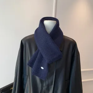Primer plano de bufanda de invierno de punto azul oscuro con etiqueta, suave y cálida.