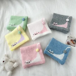 Deliziosa sciarpa in maglia da donna con ricamo di gatto e grazioso pompon soffice.