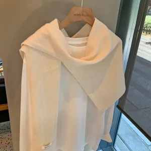 Bufanda chal de punto de lana beige con camiseta blanca de manga larga para otoño