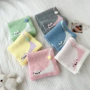 Sciarpa invernale lavorata a maglia con gatto per donna, scaldacollo morbido e colorato.