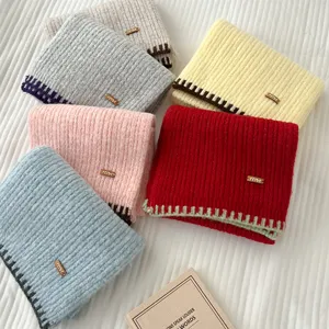 Suave bufanda de invierno de punto en múltiples colores vibrantes con bordes contrastantes.